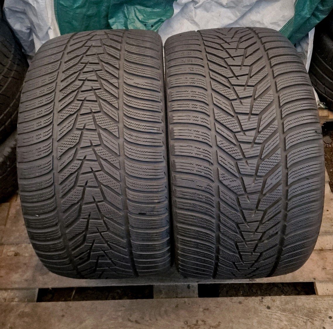2 X 295 30 20 Tyres , Winter icept Evo2 , Extra Load